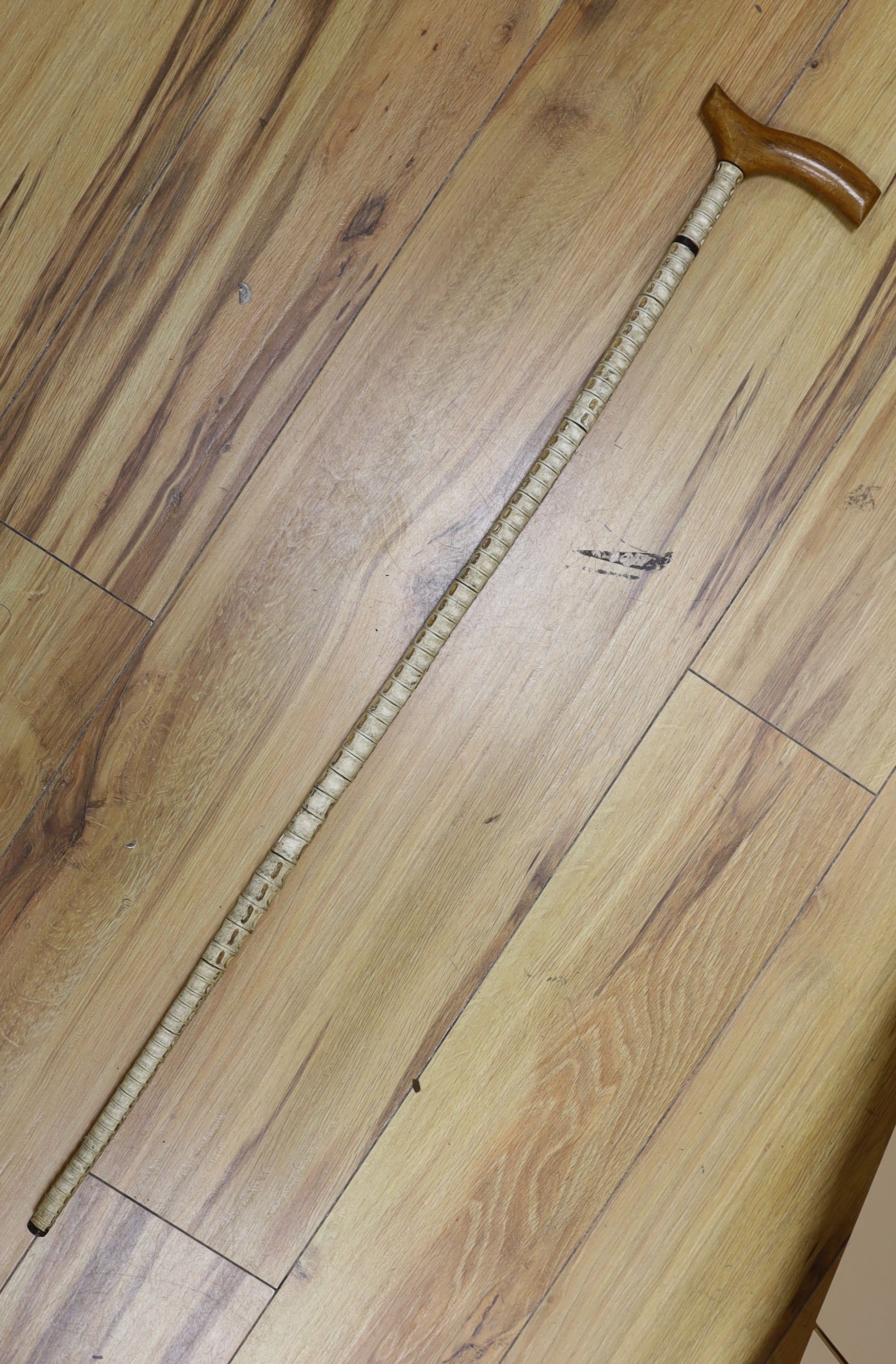 A vertibrae walking cane, 90 cms.